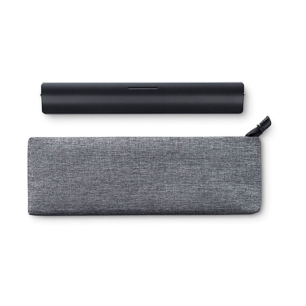 Wacom Intuos Pro Medium Piirtolevy näkyy valkoisella pohjalla, ja sen mukana on ohut musta lieriömäinen kotelo ja suorakulmainen harmaa kangaspussukka, jossa on vetoketju.