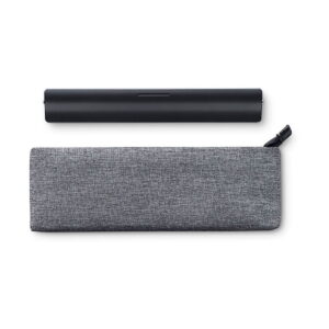 Wacom Intuos Pro Medium Piirtolevy näkyy valkoisella pohjalla, ja sen mukana on ohut musta lieriömäinen kotelo ja suorakulmainen harmaa kangaspussukka, jossa on vetoketju.