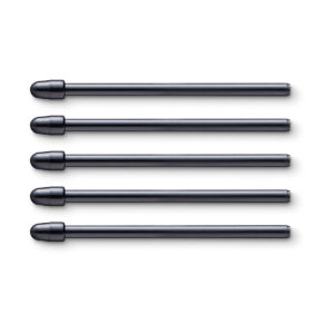 Viisi samanlaista tummanharmaata Wacom Intuos Pro Medium -kynää, joissa on pyöristetty korkki, on sijoitettu vaakasuoraan rinnakkain valkoiselle taustalle.