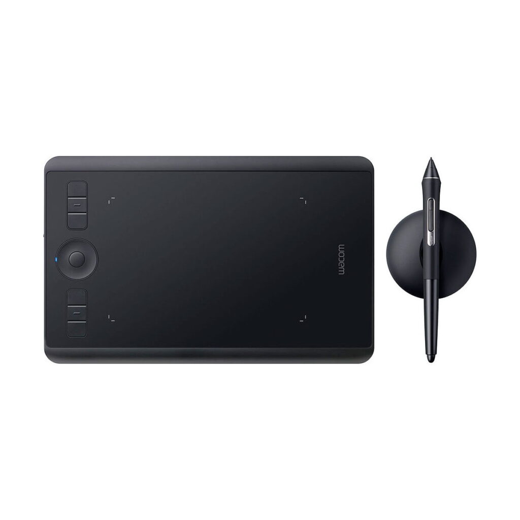 Wacom_Intuos_Pro_Small_Piirtolevy_001 Yläkuvassa musta Wacom Intuos Pro Small Piirtolevy -piirustustaulu, jossa on useita painikkeita vasemmalla ja kynäkynä pystyssä pidikkeessään tabletin oikealla puolella.