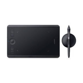 Wacom_Intuos_Pro_Small_Piirtolevy_001 Yläkuvassa musta Wacom Intuos Pro Small Piirtolevy -piirustustaulu, jossa on useita painikkeita vasemmalla ja kynäkynä pystyssä pidikkeessään tabletin oikealla puolella.