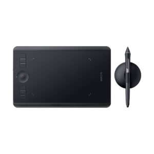 Wacom_Intuos_Pro_Small_Piirtolevy_001 Yläkuvassa musta Wacom Intuos Pro Small Piirtolevy -piirustustaulu, jossa on useita painikkeita vasemmalla ja kynäkynä pystyssä pidikkeessään tabletin oikealla puolella.