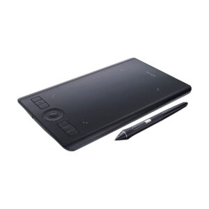 Wacom_Intuos_Pro_Small_Piirtolevy_002 Wacom Intuos Pro Small Piirtolevy on musta digitaalinen piirtoalusta, jossa on useita painikkeita ja pyöreä ohjain vasemmalla puolella, ja se on esillä valkoisella pohjalla yhteensopivan kynän kanssa.