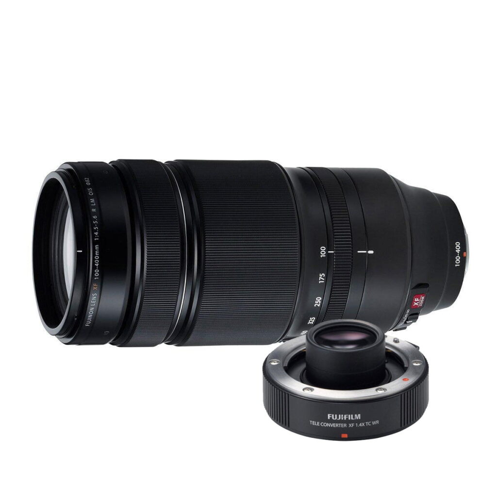 fujinon_100-400mm_tc14 Fujifilm Fujinon XF 100-400mm f/4.5-5.6 OIS WR -objektiivi on esillä Fujinon 1.4x TC -telekonvertterin vieressä, molemmat valkoista taustaa vasten.