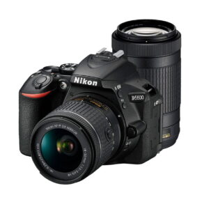 nikon-d5600-af-p-18-55-vr-af-p-70-300-vr Nikon D3500 -kamera ja siihen kiinnitetty Nikkor AF-P DX 18-55mm VR -objektiivi sekä sen takana oleva erillinen AF-P DX 70-300 VR -objektiivi näkyvät valkoisella taustalla.