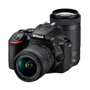 nikon-d5600-af-p-18-55-vr-af-p-70-300-vr Nikon D3500 -kamera ja siihen kiinnitetty Nikkor AF-P DX 18-55mm VR -objektiivi sekä sen takana oleva erillinen AF-P DX 70-300 VR -objektiivi näkyvät valkoisella taustalla.
