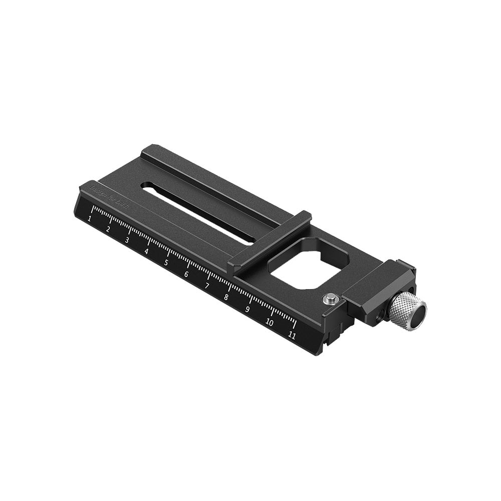 smallrig-3061-QR-Plate-for-Ronin-04 SmallRig 3061 QR-levy Ronin RS2/RSC2:lle on musta metallinen kameran kiinnityslevy, jossa on liukukisko, mittamerkinnät ja hopeinen säätönuppi, kuvassa eristettynä valkoisella pohjalla.