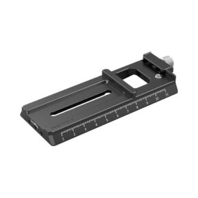 smallrig-3061-QR-Plate-for-Ronin-05 SmallRig 3061 QR-levy Ronin RS2/RSC2:lle on musta metallinen kiinnityslevy, jossa on uritettu keskiö, sivunumeroitu asteikko ja hopeinen säätönuppi toisessa päässä.