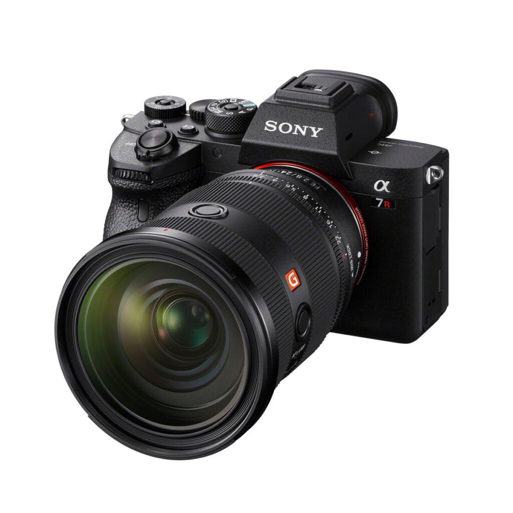Musta Sony Alpha 7R -digitaalinen peilitön kamera, johon on kiinnitetty Sony FE 24-70mm f/2.8 GM II -objektiivi, objektiivi, painikkeet ja etsin valkoista taustaa vasten.