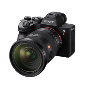 Musta Sony Alpha 7R -digitaalinen peilitön kamera, johon on kiinnitetty Sony FE 24-70mm f/2.8 GM II -objektiivi, objektiivi, painikkeet ja etsin valkoista taustaa vasten.