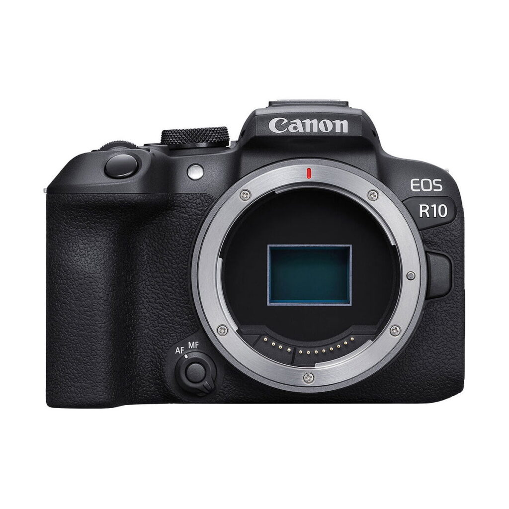 Canon_EOS_R10_001 Musta Canon EOS R10 -järjestelmäkameran runko näkyy edestä ilman objektiivia, ja kameran kenno näkyy objektiivin sisällä.