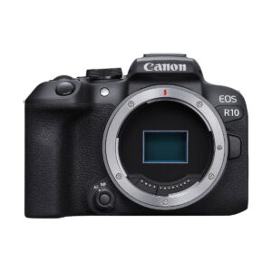 Canon_EOS_R10_001 Musta Canon EOS R10 -järjestelmäkameran runko näkyy edestä ilman objektiivia, ja kameran kenno näkyy objektiivin sisällä.