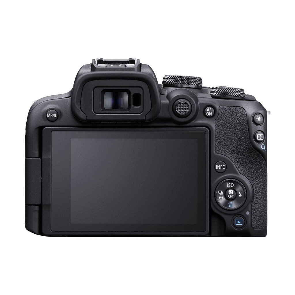 Canon_EOS_R10_002 Kuvassa on Canon EOS R10 -järjestelmäkameran takanäkymä, jossa on suuri nestekidenäyttö, useita ohjauspainikkeita, kuvioitu oikeanpuoleinen kahva ja näkyvä etsin ja toimintatilan valitsin yläreunassa.