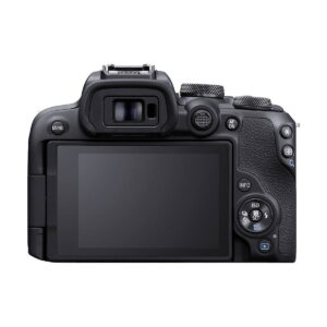Canon_EOS_R10_002 Kuvassa on Canon EOS R10 -järjestelmäkameran takanäkymä, jossa on suuri nestekidenäyttö, useita ohjauspainikkeita, kuvioitu oikeanpuoleinen kahva ja näkyvä etsin ja toimintatilan valitsin yläreunassa.
