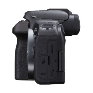 Canon_EOS_R10_005 Sivunäkymä Canon EOS R10 -järjestelmäkameran musta, osoittaa kahva rakenne ja peitetty HDMI, MIC, ja USB-portit, etsimen ja tilan valitsin osittain näkyvissä päälle.