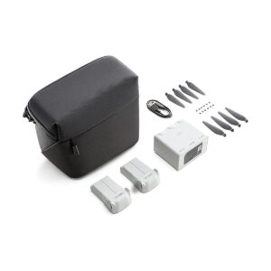 DJI_Mini_3_Pro_Fly_More_Kit_002 DJI Mini 3 Pro Fly More Kit sisältää mustan kantolaukun, kaksi harmaata akkua, latauskeskittimen, USB-kaapelin, kuusi potkuria ja pieniä ruuveja - kaikki valkoisella pohjalla.