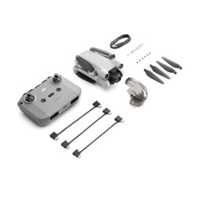 DJi_Mini_3_Pro_000 DJI Mini 3 Pro + RC-N1 Ohjain -pakkaus sisältää taitetun lennokin, kauko-ohjaimen, akkulaturin, ylimääräiset potkurit, ruuvit, ruuvimeisselin, kolme USB-kaapelia ja kaapelin, jotka on järjestetty siististi valkoiselle taustalle.