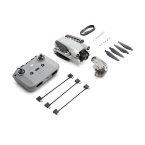 DJi_Mini_3_Pro_000 DJI Mini 3 Pro + RC-N1 Ohjain -pakkaus sisältää taitetun lennokin, kauko-ohjaimen, akkulaturin, ylimääräiset potkurit, ruuvit, ruuvimeisselin, kolme USB-kaapelia ja kaapelin, jotka on järjestetty siististi valkoiselle taustalle.