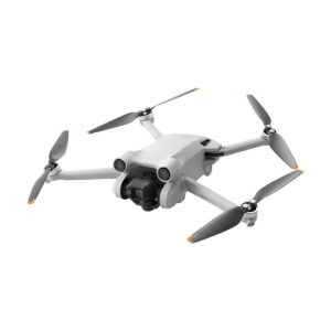 DJi_Mini_3_Pro_001 DJI Mini 3 Pro (ei RC) on valkoinen nelikopteri, jossa on neljä oransseilla kärjillä varustettua potkuria ja etukamera, joka näkyy valkoista taustaa vasten.