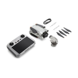 DJi_Mini_3_Pro_Smart_Controller_000 DJI Mini 3 Pro + Smart Controller -pakkaus sisältää kokoontaitetun lennokin, älykkään ohjaimen, akun, latauskaapelin, ruuvimeisselin, neljä potkuria ja neljä pientä ruuvia, jotka on järjestetty siististi valkoiselle taustalle.