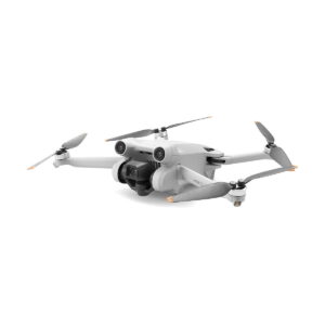 DJi_Mini_3_Pro_Smart_Controller_004 DJI Mini 3 Pro + RC-N1 Ohjain on kompakti valkoinen nelikopteri, jossa on neljä oransseilla kärjillä varustettua rekvisiittaa, etukamera, ja se on kuvattu valkoista taustaa vasten.