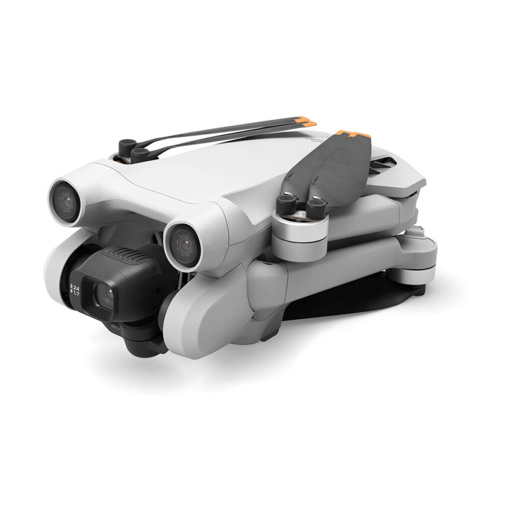 DJi_Mini_3_Pro_Smart_Controller_005 DJI Mini 3 Pro + RC-N1 Ohjain on pienikokoinen, kokoontaitettava valkoinen lennokki, jossa on kaksi etukameraa, ylhäältä kiinnitetyt potkurit ja tyylikäs muotoilu, kuvassa valkoisella pohjalla.