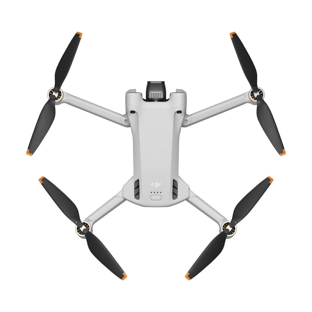 DJi_Mini_3_Pro_Smart_Controller_006 DJI Mini 3 Pro + RC-N1 Ohjain on hopeanvärinen nelikopteri, jossa on neljä mustaa potkuria, joissa on oranssit kärjet, kuvattuna ylhäältäpäin valkoisella pohjalla. Sen aerodynaaminen muotoilu parantaa sekä tyyliä että suorituskykyä.