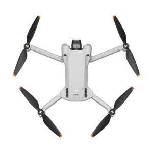 DJi_Mini_3_Pro_Smart_Controller_006 DJI Mini 3 Pro + RC-N1 Ohjain on hopeanvärinen nelikopteri, jossa on neljä mustaa potkuria, joissa on oranssit kärjet, kuvattuna ylhäältäpäin valkoisella pohjalla. Sen aerodynaaminen muotoilu parantaa sekä tyyliä että suorituskykyä.