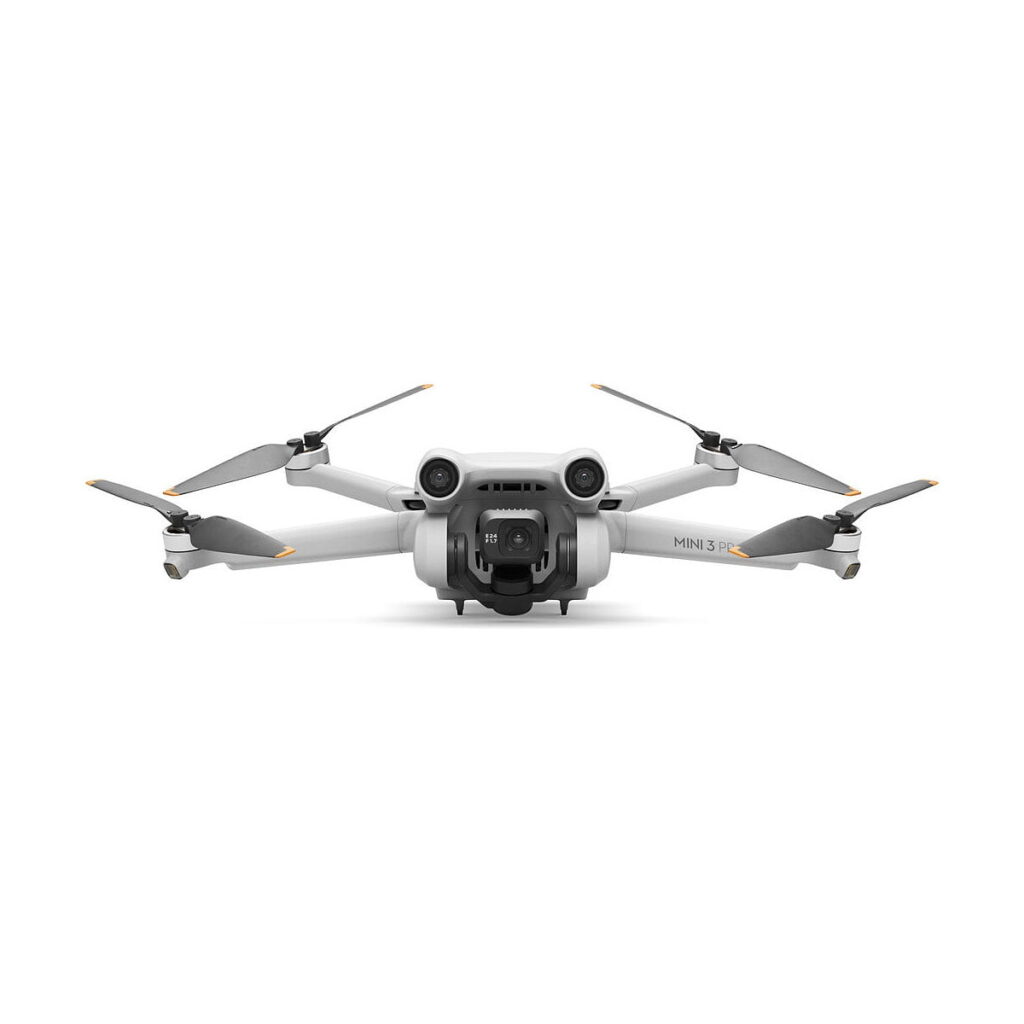 DJi_Mini_3_Pro_Smart_Controller_007 Pienikokoinen valkoinen DJI Mini 3 Pro + RC-N1 Ohjain -lennokki, jossa on neljä pidennettyä potkuria ja etukamera, katsottuna suoraan valkoista taustaa vasten. Mini 3 Pro -mallin etiketti näkyy oikealla puolella.
