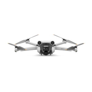 DJi_Mini_3_Pro_Smart_Controller_007 Pienikokoinen valkoinen DJI Mini 3 Pro + RC-N1 Ohjain -lennokki, jossa on neljä pidennettyä potkuria ja etukamera, katsottuna suoraan valkoista taustaa vasten. Mini 3 Pro -mallin etiketti näkyy oikealla puolella.