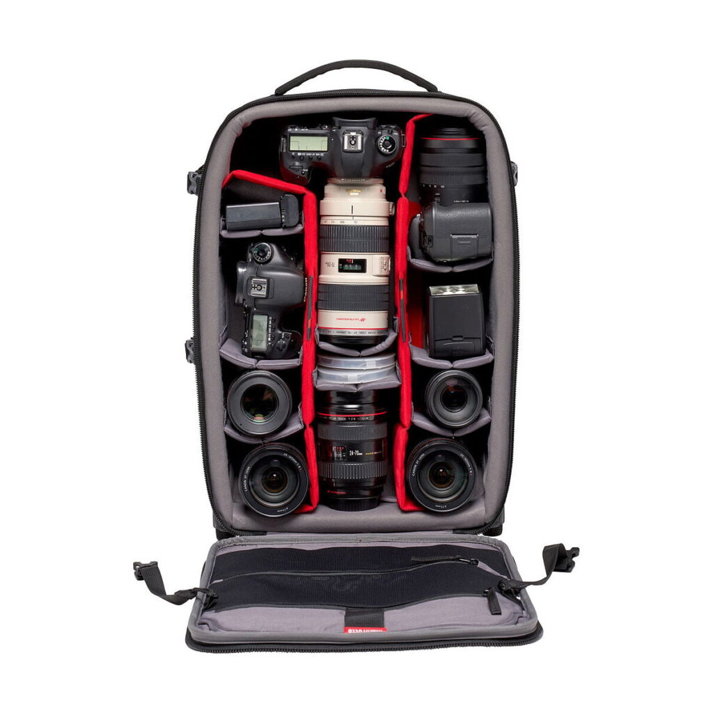 Manfrotto_Rolling_Bag_Advanced_III_004 Manfrotto Rolling Bag Advanced III avautuu ja paljastaa järjestetyt lokerot kameran objektiiveille, rungoille ja lisävarusteille, jotka on kiinnitetty pehmustetuilla punaisilla väliseinillä.