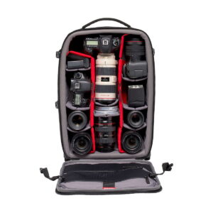 Manfrotto_Rolling_Bag_Advanced_III_004 Manfrotto Rolling Bag Advanced III avautuu ja paljastaa järjestetyt lokerot kameran objektiiveille, rungoille ja lisävarusteille, jotka on kiinnitetty pehmustetuilla punaisilla väliseinillä.