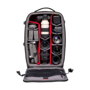Manfrotto_Rolling_Bag_Advanced_III_005 Manfrotto Rolling Bag Advanced III on avattu, ja siitä paljastuu siististi järjestetty sisätila, jossa on kamera, useita objektiiveja, akkuja, lennokki ja muita valokuvausvälineitä pehmustetuissa lokeroissa.