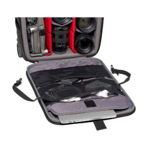 Manfrotto_Rolling_Bag_Advanced_III_007 Avattu Manfrotto Rolling Bag Advanced III paljastaa järjestetyt lokerot, joissa on kameran objektiivit, lennokki, kynä, kaapelit ja osittain näkyvä kannettava tietokone erillisessä vetoketjullisessa osiossa.