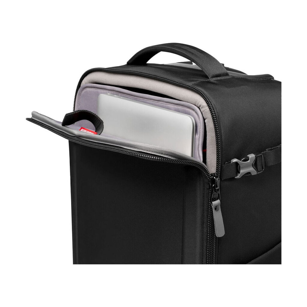 Manfrotto_Rolling_Bag_Advanced_III_008 Manfrotto Rolling Bag Advanced III:n lähikuvassa näkyy pehmustettu kannettavan tietokoneen suojus osittain avattavassa lokerossa sekä sen yläkahva ja sivusolki.