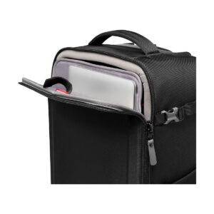 Manfrotto_Rolling_Bag_Advanced_III_008 Manfrotto Rolling Bag Advanced III:n lähikuvassa näkyy pehmustettu kannettavan tietokoneen suojus osittain avattavassa lokerossa sekä sen yläkahva ja sivusolki.