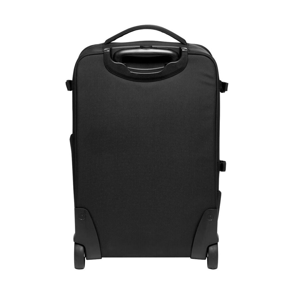 Manfrotto_Rolling_Bag_Advanced_III_009 Manfrotto Rolling Bag Advanced III, jossa on kaksi pyörää, yläkahva ja tyylikäs musta minimalistinen muotoilu, on kuvassa pystyssä valkoista taustaa vasten.