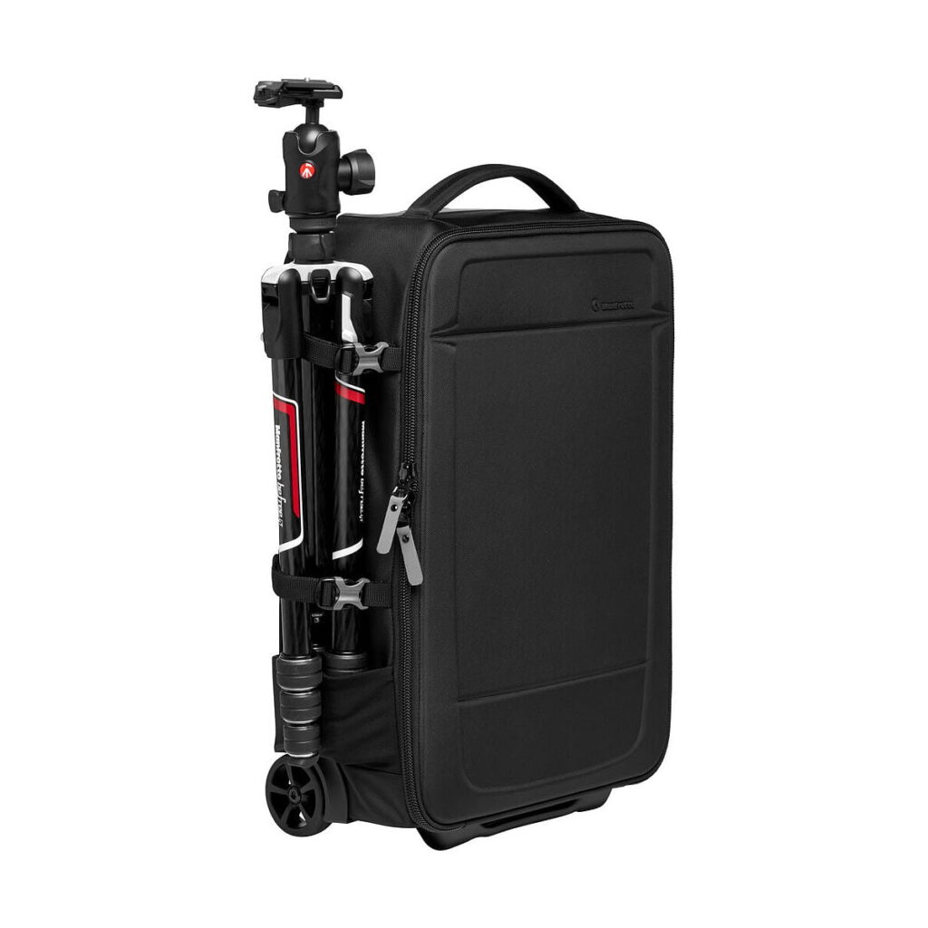 Manfrotto_Rolling_Bag_Advanced_III_010 Mustassa Manfrotto Rolling Bag Advanced III -laukussa on kahva ja sen sivulle kiinnitetty kompakti kolmijalka, joka on esillä valkoisella pohjalla.