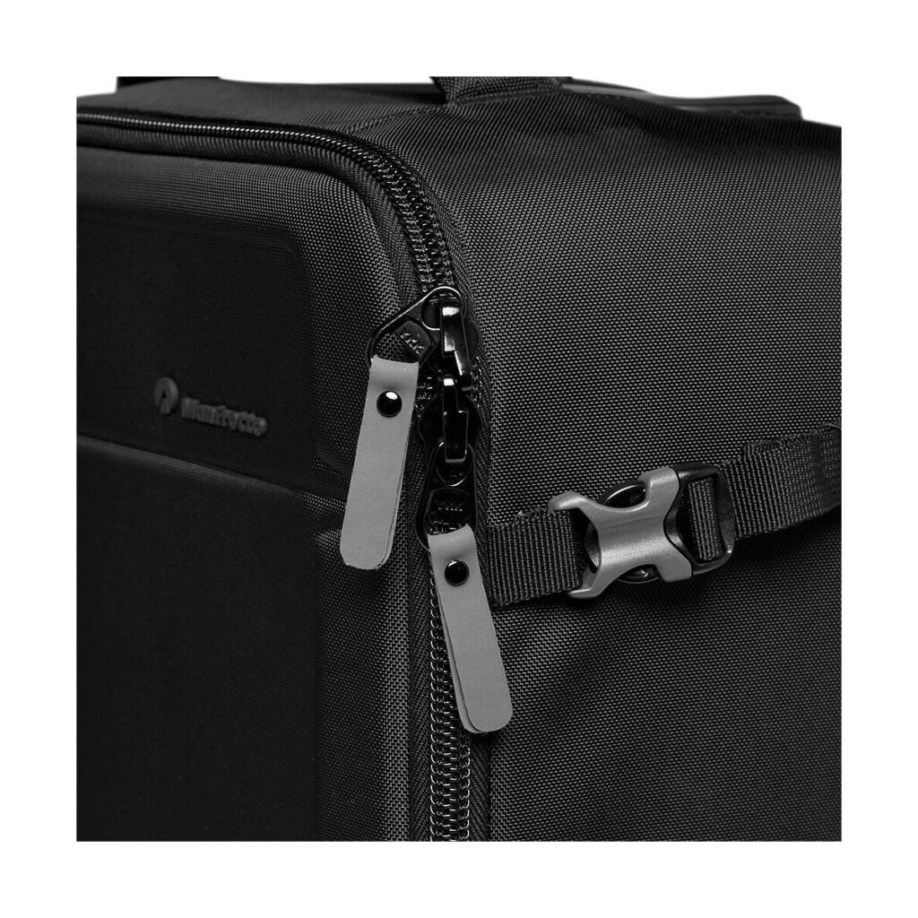 Manfrotto_Rolling_Bag_Advanced_III_011 Lähikuva Manfrotto Rolling Bag Advanced III:sta mustasta kankaasta, jossa on kaksi vetoketjuvetoketjua ja sivussa solkihihna.
