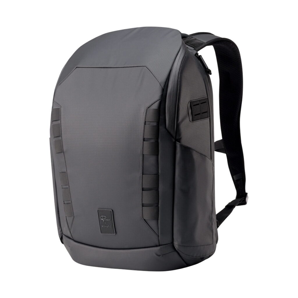 Peter-McKinnon-Everyday-Daypack-bundle-04 Gomatic Peter McKinnon Everyday Daypack - Bundle with 1 large cube -kamerareppu on moderni musta reppu, jossa on rakenteellinen muotoilu, pehmustetut olkahihnat ja useita kiinnityslenkkejä edessä ja sivuilla, kuvassa valkoista taustaa vasten.