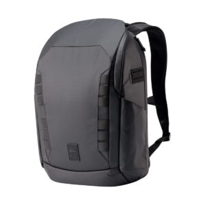 Peter-McKinnon-Everyday-Daypack-bundle-04 Gomatic Peter McKinnon Everyday Daypack - Bundle with 1 large cube -kamerareppu on moderni musta reppu, jossa on rakenteellinen muotoilu, pehmustetut olkahihnat ja useita kiinnityslenkkejä edessä ja sivuilla, kuvassa valkoista taustaa vasten.
