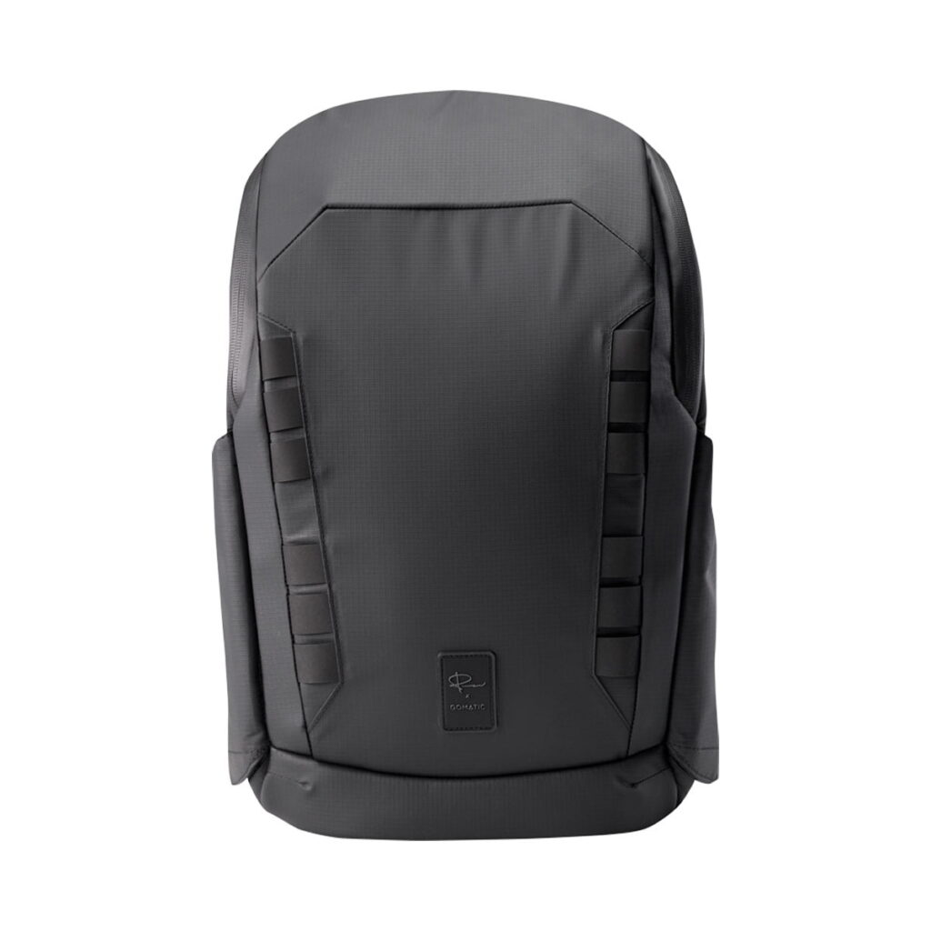 Peter-McKinnon-Everyday-Daypack-bundle-05 Gomatic Peter McKinnon Everyday Daypack - Bundle with 1 large cube -kamerareppu on tyylikäs musta reppu, jossa on minimalistinen muotoilu, pystysuorat linjat ja pieni suorakaiteen muotoinen logolaastari lähellä keskellä alareunaa valkoista taustaa vasten.