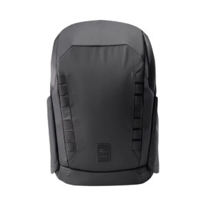 Peter-McKinnon-Everyday-Daypack-bundle-05 Gomatic Peter McKinnon Everyday Daypack - Bundle with 1 large cube -kamerareppu on tyylikäs musta reppu, jossa on minimalistinen muotoilu, pystysuorat linjat ja pieni suorakaiteen muotoinen logolaastari lähellä keskellä alareunaa valkoista taustaa vasten.