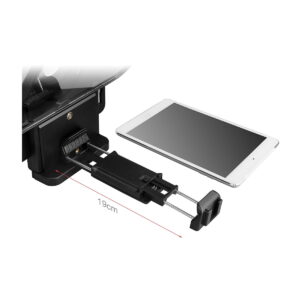 SmallRig_3374_Portable_Tablet_Smartphone_DSLR_Teleprompteri_005 SmallRig 3374 Portable Teleprompter -laitteessa, joka on kuvassa mustalla pidikkeellä ja metallisilla jatkotangoilla, on säädettävä varsi, joka ulottuu 19 cm:iin, ja kuvassa on laite, jonka vieressä on tabletti kokoa varten.