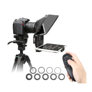 SmallRig_3374_Portable_Tablet_Smartphone_DSLR_Teleprompteri_009 SmallRig 3374 Portable Tablet/Smartphone/DSLR Teleprompter on asennettu kameraan ja jalustaan, ja se näyttää tekstiä, kun käsi pitää kaukosäädintä ja useita pyöreitä sovitinrenkaita on sijoitettu alapuolelle.