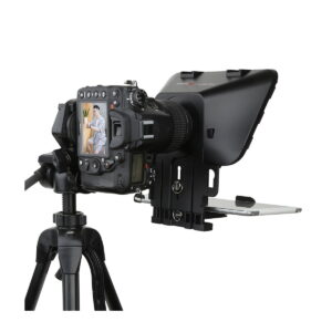 SmallRig_3374_Portable_Tablet_Smartphone_DSLR_Teleprompteri_010 SmallRig 3374 Portable Tablet/Smartphone/DSLR Teleprompter pitää jalustalla olevaa DSLR-kameraa ja älypuhelinta. Kameran näytöllä näkyy istuva, puhuva henkilö, kun teleprompteriasetelma on suunnattu eteenpäin.