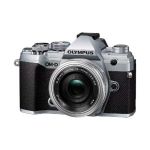 olympus_e-m5iii_14-42ez_hopea Olympus OM-D E-M5 MK III hopean ja mustan värisessä Olympus OM-D E-M5 MK III -kamerassa on 14-42mm f/3.5-5.6 EZ-objektiivi, jossa on kuvioitu kahva ja useita yläreunan säätöpyöriä helppoa hallintaa varten.