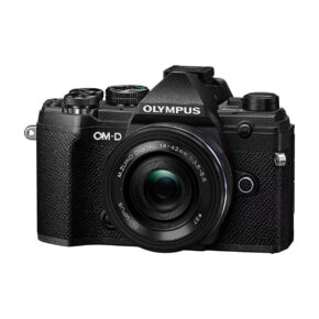 olympus_e-m5iii_14-42ez_musta Musta Olympus OM-D E-M5 MK III, jossa on 14-42mm f/3.5-5.6 EZ-objektiivi, yksityiskohtaiset säätimet ja kuvioitu kahva, näkyy valkoisella taustalla.