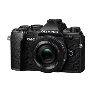 Musta Olympus OM-D E-M5 MK III, jossa on 14-42mm f/3.5-5.6 EZ-objektiivi, yksityiskohtaiset säätimet ja kuvioitu kahva, näkyy valkoisella taustalla.