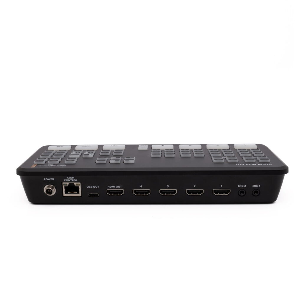 Atem mini pro-3 Musta RodeCaster Pro (Kunto K5, Takuu 6kk) - Käytetty näytetään takaa, ja siinä on portit virralle, ohjaukselle, USB-ulostulolle, HDMI-ulostulolle, neljälle HDMI-tulolle ja kahdelle mikrofonitulolle valkoista taustaa vasten.